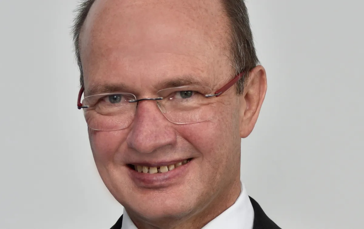 Stiftungsvorstand Jürgen Biffar: Gleichwertigkeit von Content- und Technologieentwicklung (© Stiftung Digitale Bildung)