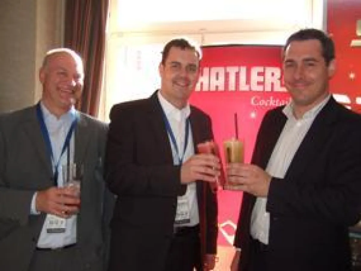 Auf die neue Partnerschaft: Dieter Sievers und Markus Naske, beide NGV, mit Martin Stöver, SHATLER’s (v.l.n.r.)