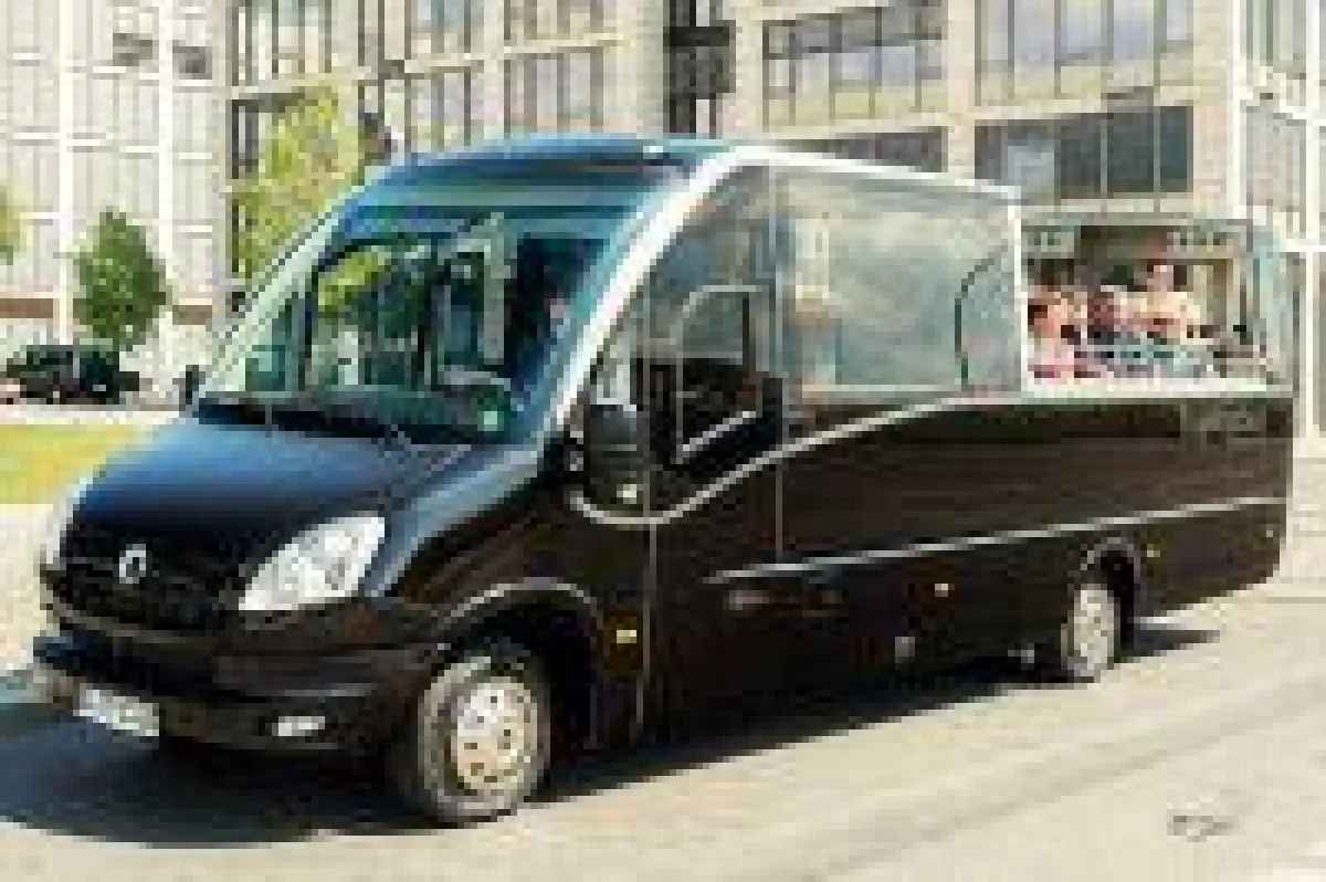Berlins einzigartiger Toplessbus