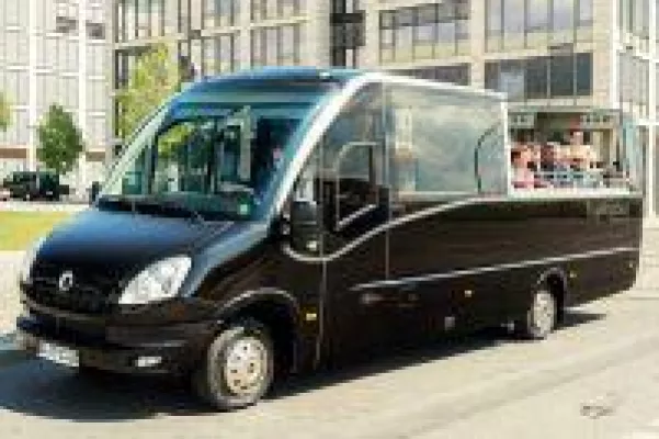 Bild: Der Toplessbus.Berlin rollt durch Berlin und Potsdam