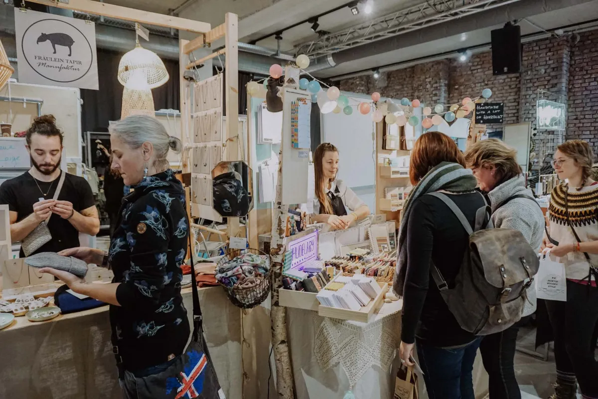 Persönlicher Kontakt zu den Kunden ist den Designer:innen sehr wichtig.  (© Kunst- und Designmarkt)