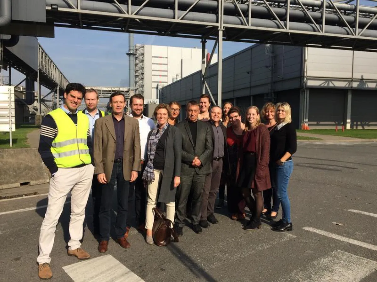 Digitalisierung der Holzverarbeitungsindustrie: Das europäische SMEART-Team bei der Besichtigung des Unternehmens Stora Enso im belgischen Gent. ()