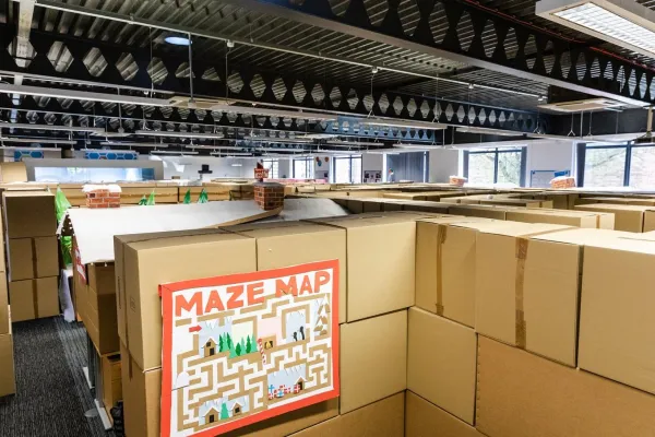 Bild: Büromittellieferant baut riesiges Winter-Labyrinth aus 1.152 Pappkartons im Büro