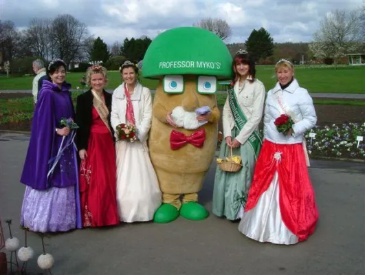 Blumenstadt Erfurt begeistert von Professor Myko´s Bodenpilzen Bild: Blumenstadt Erfurt begeistert von Professor Myko´s Bodenpilzen