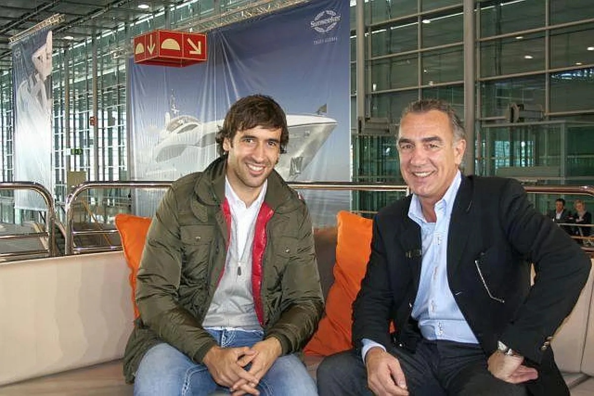 Fussballstar Raúl mit Sunseeker Repräsentant Günter Büttner