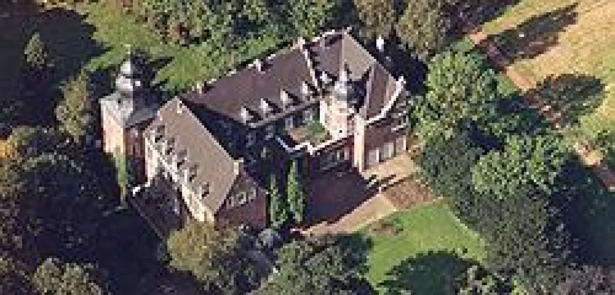 Die Boxenstops werden auf Schloss Elbroich durchgeführt
