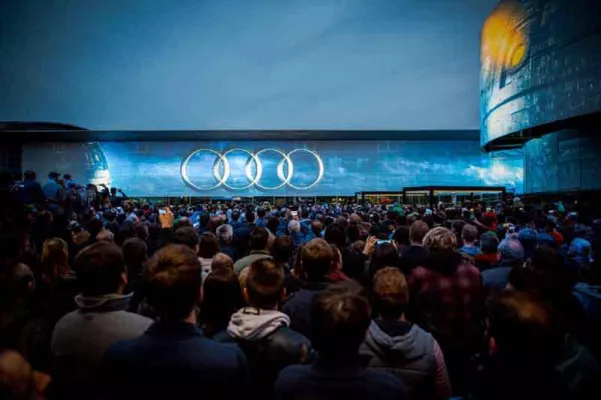 Bild: MEDIA IN RES inszeniert „Audi Late Light Show“ zur Weltpremiere des Audi A5 Coupé im Audi Forum Ingolstadt