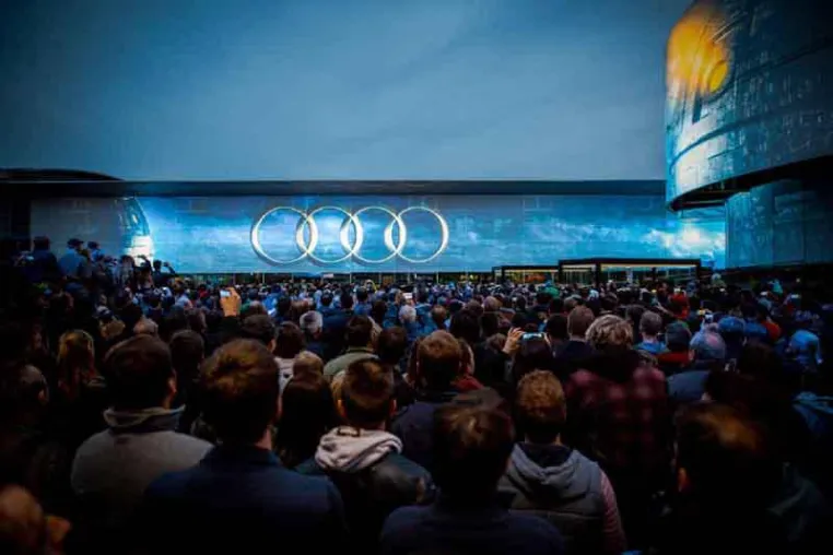 Bild: MEDIA IN RES inszeniert „Audi Late Light Show“ zur Weltpremiere des Audi A5 Coupé im Audi Forum Ingolstadt