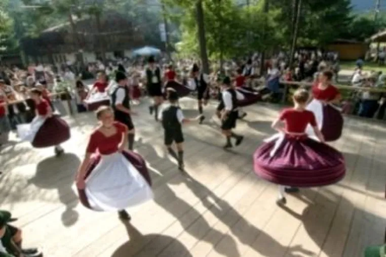 Bild: Festesaison Herbst 2010: Dirndl-G’wand & Co. handgefertigt aus dem Tegernseer Tal
