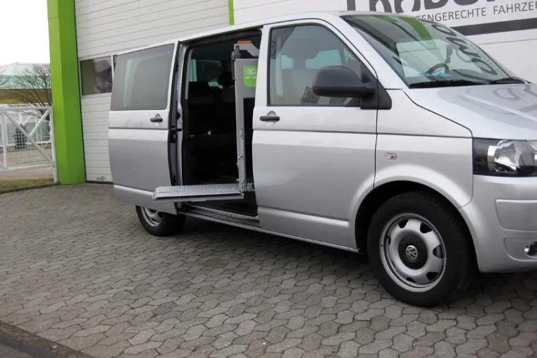 Bild: Premiere für KADOMO LIFT:EINS - Ultrakompakte Rollstuhlhebebühne wird auf REHACARE vorgestellt