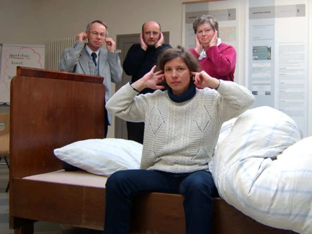 Eintragungen in das Internetgästebuch des Projektes „Kunst und Natur an der A14“ regten die Künstlerin Ute Hartwig-Schulz zu dieser Installation an: Ein Bett aus dessen Kopfkissen unaufhörlich Autobah