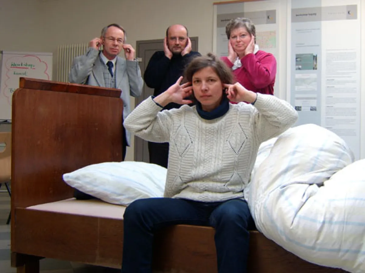 Eintragungen in das Internetgästebuch des Projektes „Kunst und Natur an der A14“ regten die Künstlerin Ute Hartwig-Schulz zu dieser Installation an: Ein Bett aus dessen Kopfkissen unaufhörlich Autobah