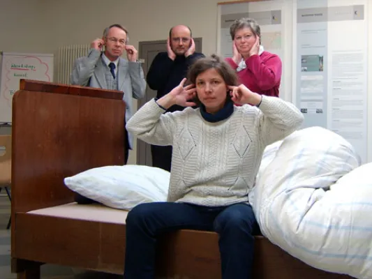 Bild: Kunstwerke und originelle Landschaftsgebilde gegen Autobahnlärm