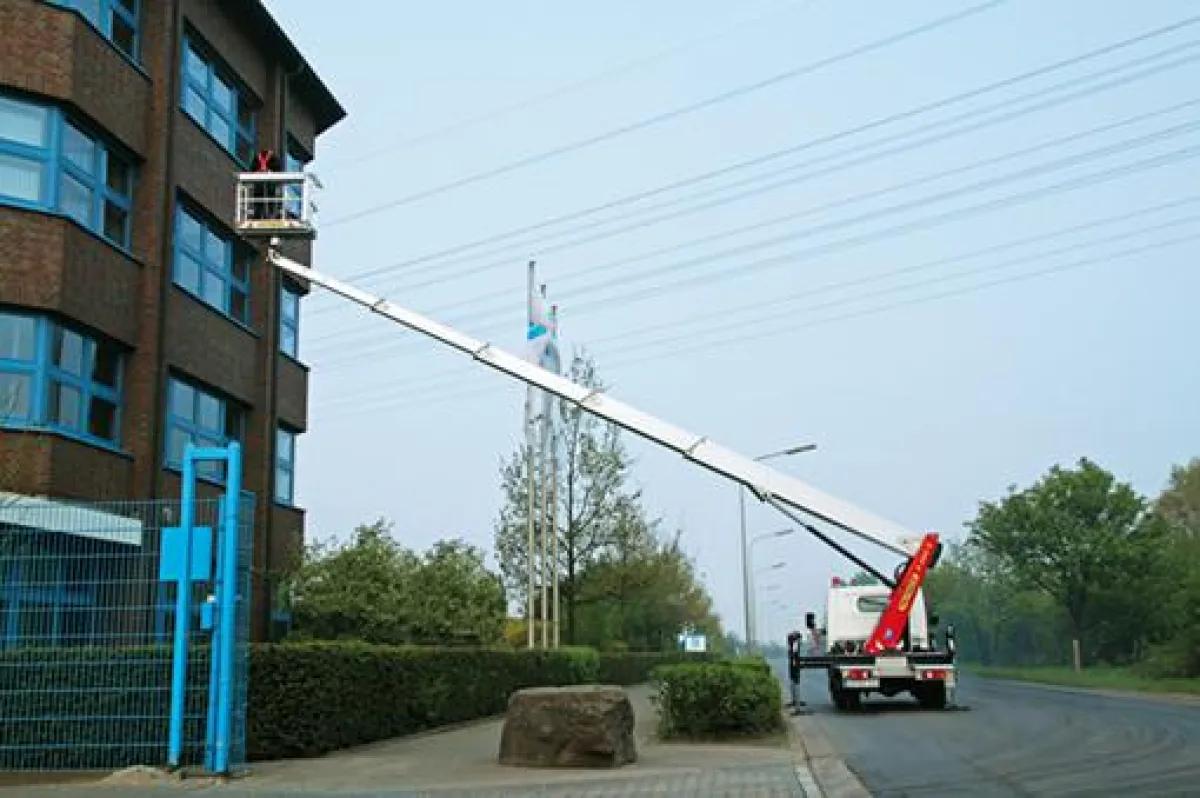 Maximale Korblast 230 kg: Mit der Palfinger P 260 B könnten locker auch 2 Mann arbeiten.