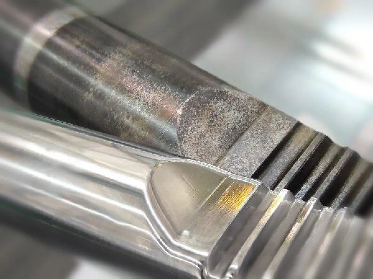 Lenkungs-Zahnstange vor und nach dem Finishen mit Bürsten aus Agave-Naturfasern.