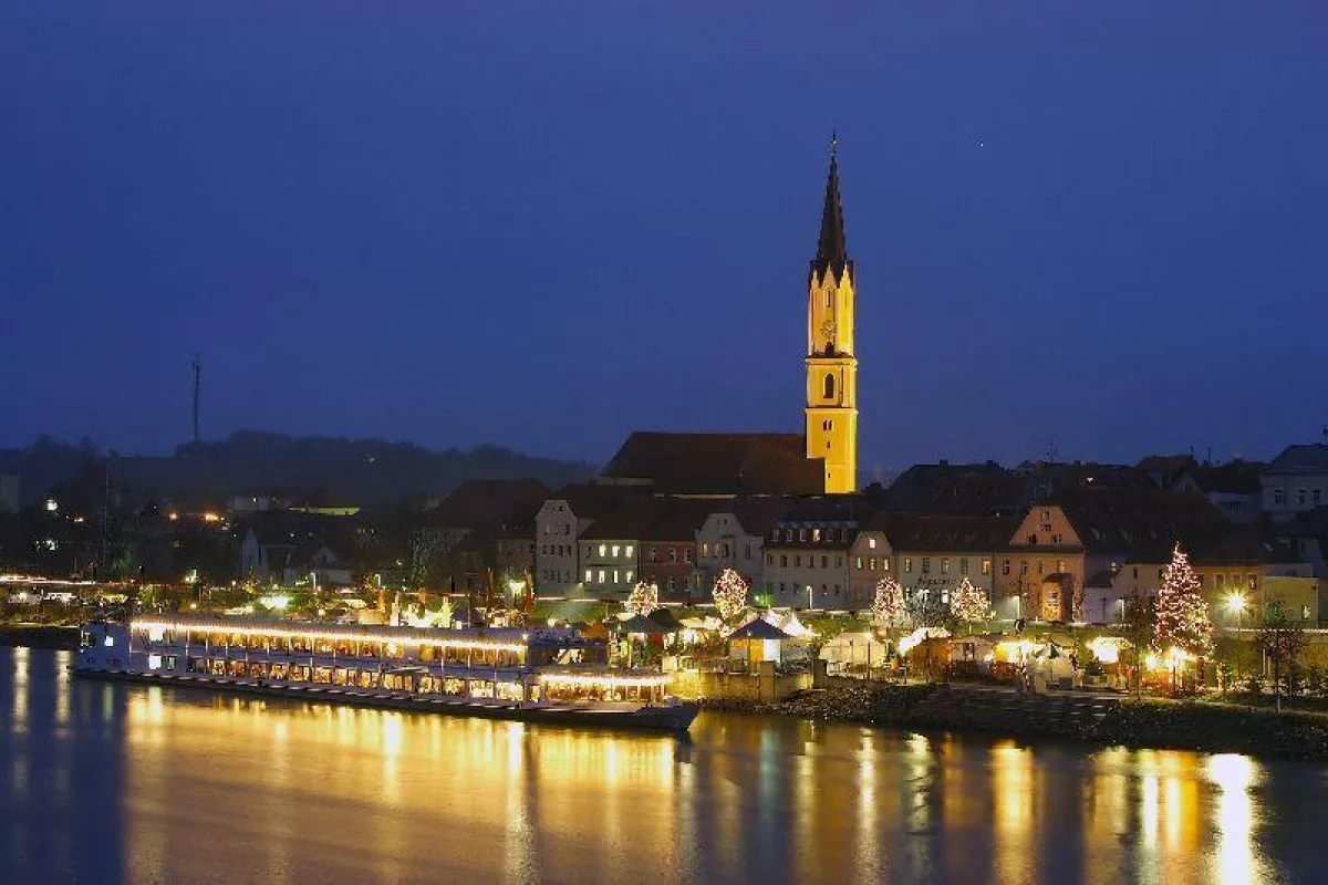 Schwimmender Christkindlmarkt