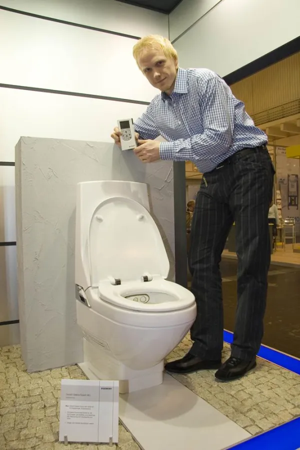Fußball-Profi Carsten Ramelow ist bekennender und überzeugter Nutzer des Dusch-WC Balena 8000.