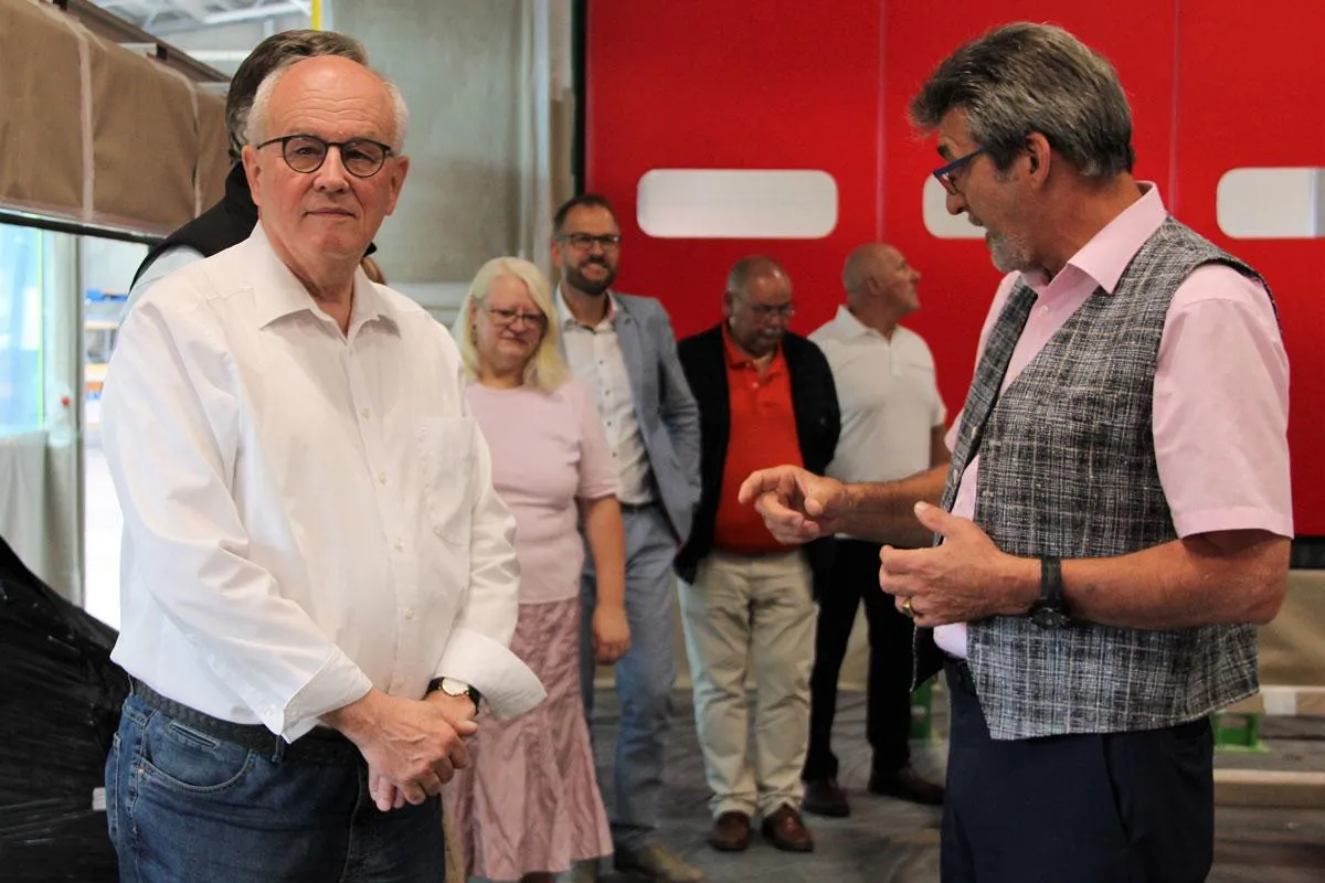 MdB Volker Kauder (links) und Otmar Knoll beim Rundgang durch die Whirlcare-Produktionsstätte.