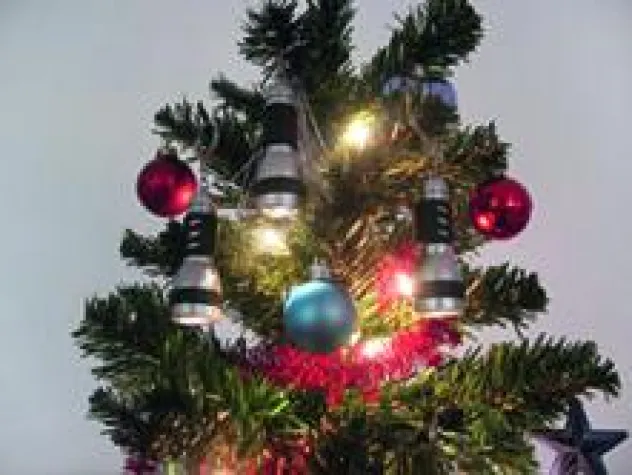 Bild: Rabenstark.de zeigt den Detektiv-Weihnachtsbaum des Autors der Drei ??? Kids