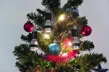Bild: Rabenstark.de zeigt den Detektiv-Weihnachtsbaum des Autors der Drei ??? Kids