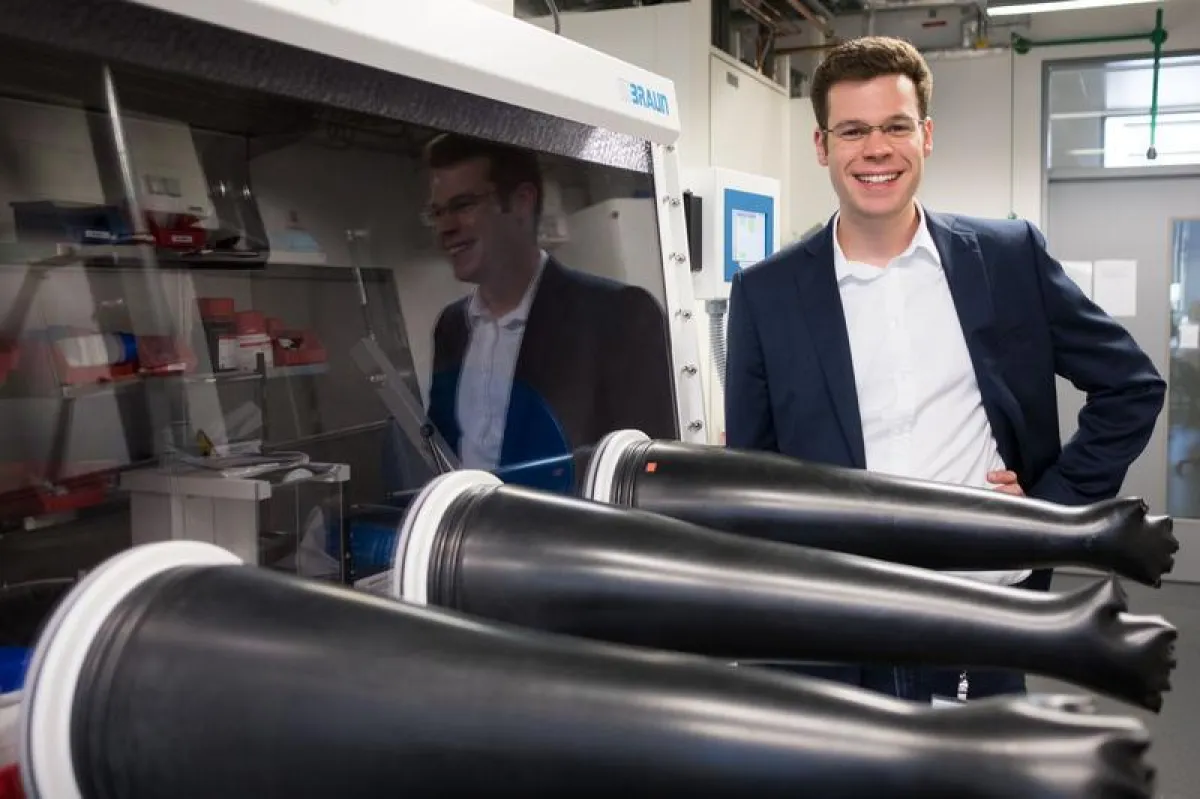 Dr. Wolfgang Zeier im Labor im neuen Chemie-Gebäude  (JLU-Pressestelle / Rolf K. Wegst)