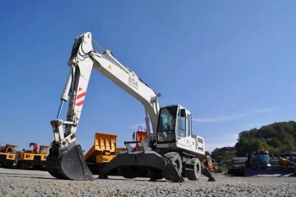 Bild: Baumaschinen und Bagger brechen Granit für Speicherteichbau