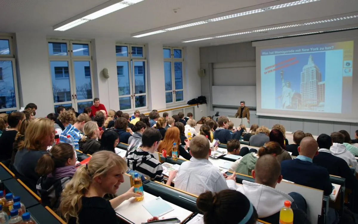 Mit großem Interesse lauschten die Schülerinnen und Schüler des Gerhart-Hauptmann-Gymnasiums der Eröffnung der Veranstaltung „HIT4ABI“ durch Rektor Prof. Dr. Armin Willingmann