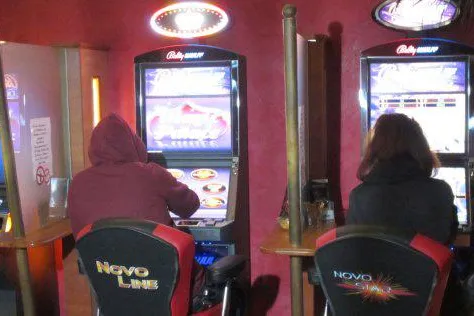 Kriminalität in Berliner Spielhallen und Café-Casinos erschreckend hoch - Parlamentsinitiativen zur Eindämmung Bild: Kriminalität in Berliner Spielhallen und Café-Casinos erschreckend hoch - Parlamentsinitiativen zur Eindämmung