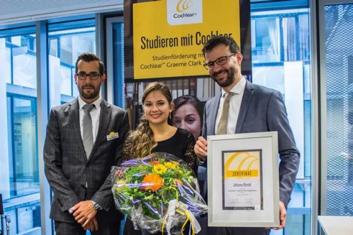 Bild: Taube Hamburger Studentin Johanna Rentel (27) erhält Cochlear Graeme Clark Stipendium 2018