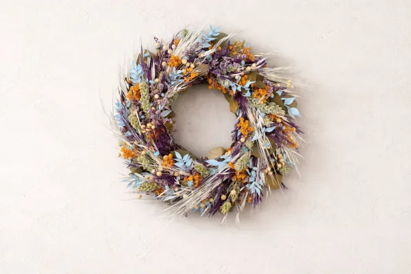Bild: Handgemachte Trockenblumenkränze von Farbenkranz bringen natürliche Frühlingsdeko in deutsche Wohnräume
