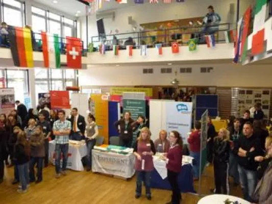 Bild: Hessen total international - 4. Infomesse - Minister betont die Wichtigkeit internationaler Jugendbegegnungen