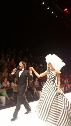 Bild: Massimo Giordano verzaubert die Fashion Show von Anja Gockel am 03. Juli 2013 auf der Fashion Week Berlin
