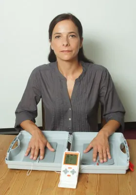 Bild: Übermäßiges Schwitzen kann krankhaft sein – sanfte Hilfe mit dem Iontophorese-System SUDORmed 1200