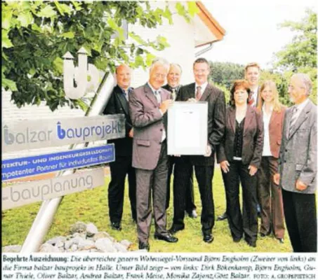 Bild: Björn Engholm zeichnet bb-Haus24 mit dem Wohnsiegel aus