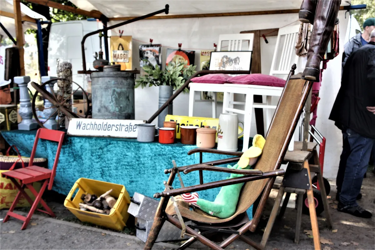 Monatlicher Antikflohmarkt Trabrennbahn Berlin Karlshorst (© oldthing.de)