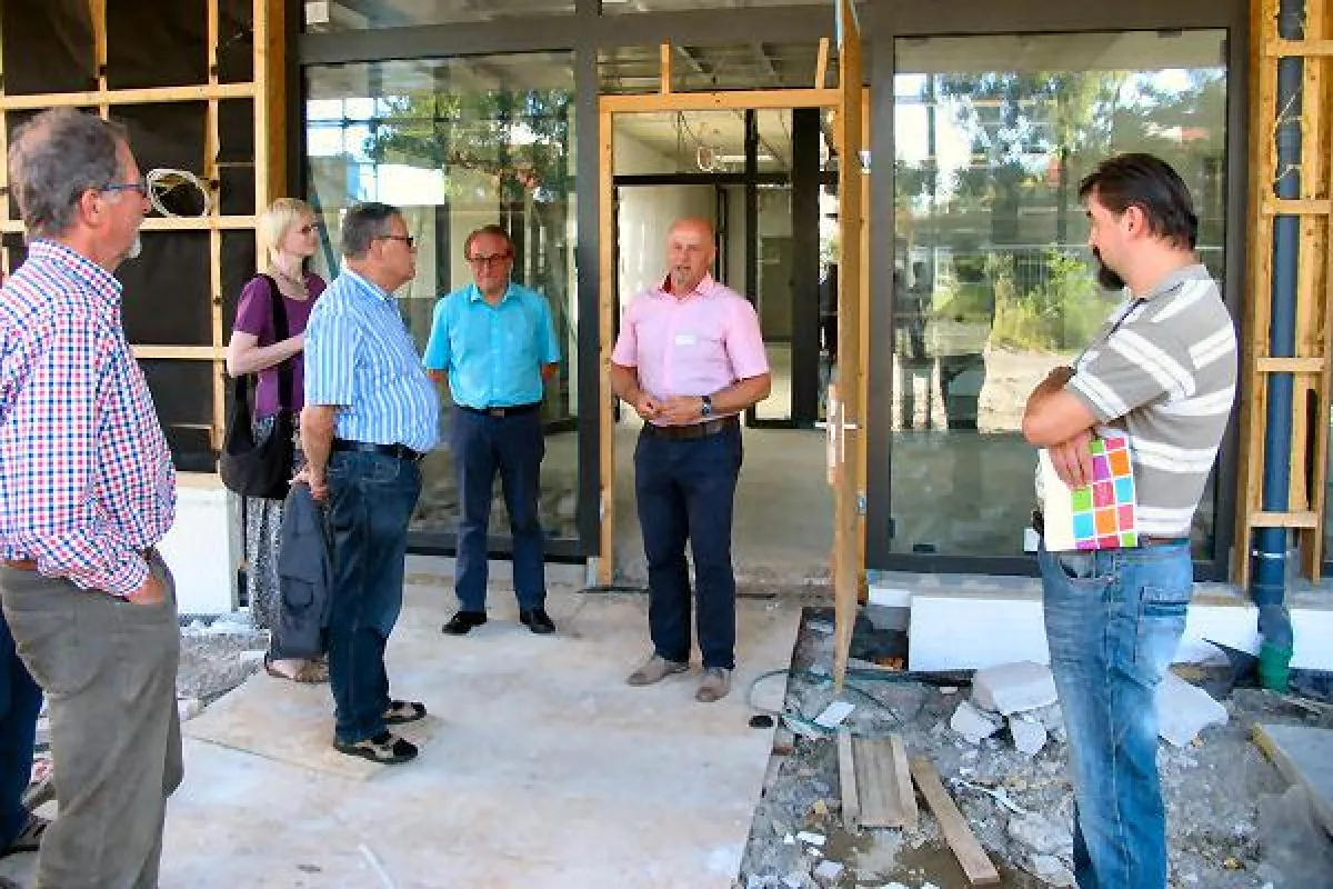 Bürgermeister Edgar Lamm (3. v. re.) und Stefan Fricker (2. v. re.) bei der Besichtigung.
