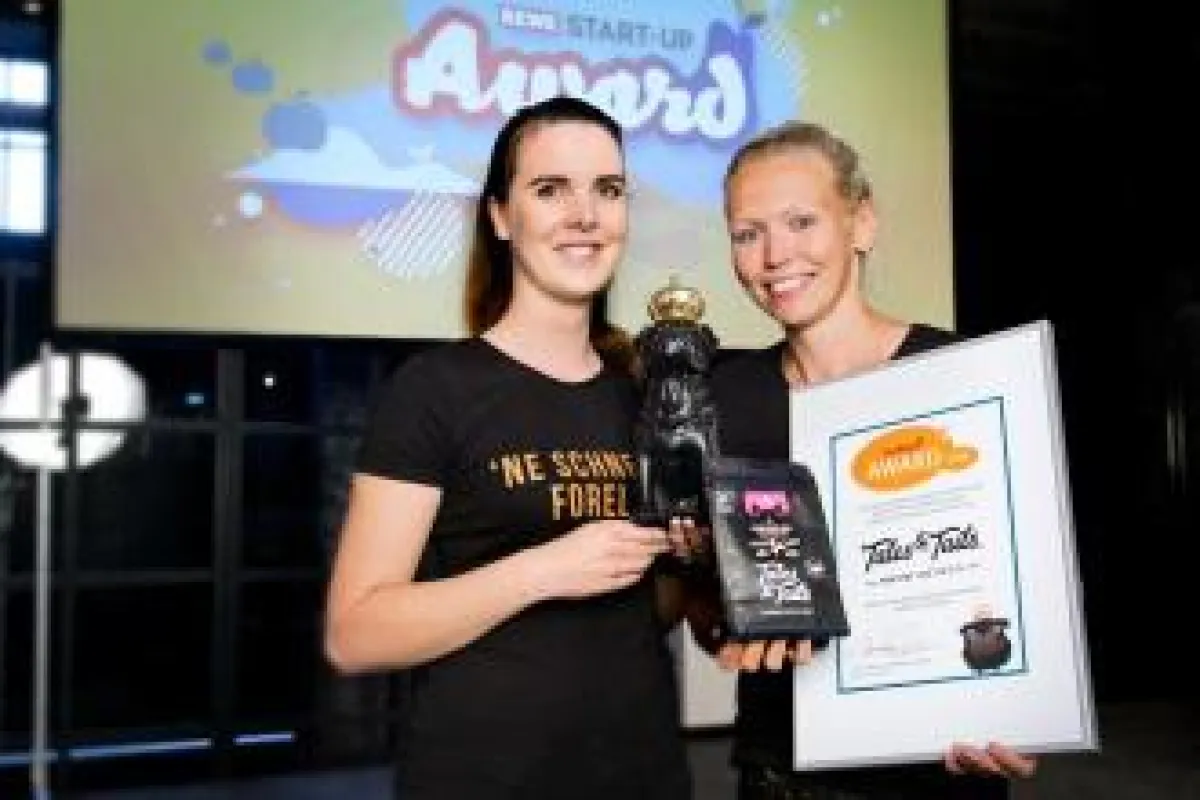 Cathrin Hansen und Kaja Ringert mit Ihrem Award