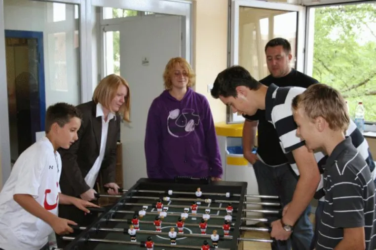 Neuer Tischkicker für Jugendpflege Hemmingen Bild: Neuer Tischkicker für Jugendpflege Hemmingen