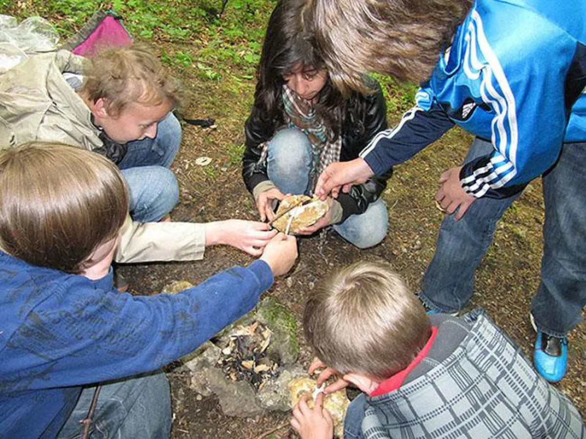 Bei den Erlebnistouren der Alb-Guides lernen kleine Eiszeitfans, wie man in der Eiszeit Feuer machte