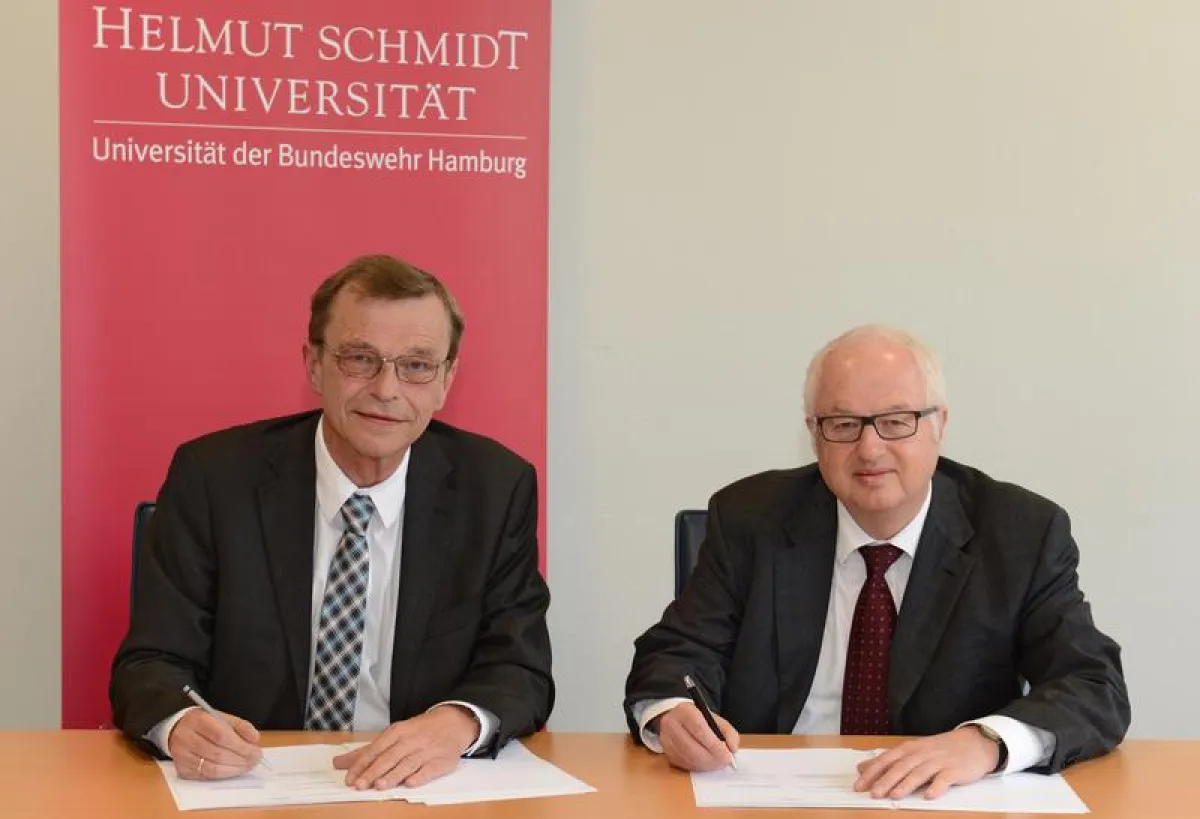 Die Präsidenten von WSV und HSU, Prof. Dr.-Ing. Hans-Heinrich Witte (links) und Prof. Dr. Wilfried Seidel, unterzeichnen den vertrag zu Einrichtung des Studiengangs Bauingenieurwesen. (Foto: Reinhard 