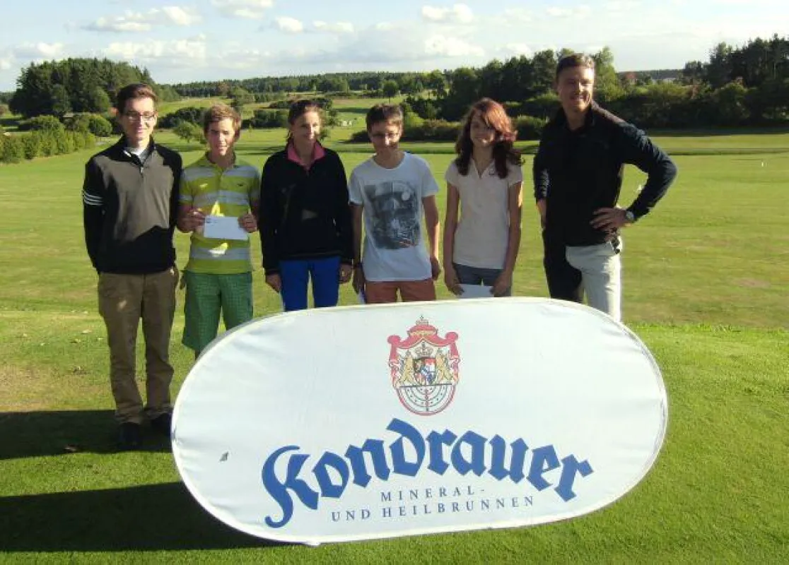Die Gewinner in der AK 16 zusammen mit Kondrauer Geschäftsführer Markus Humpert (rechts)