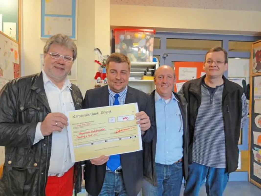 Spendenübergabe der Karnevalsfreunde an Frank Fleßer (Eterninitiative)
