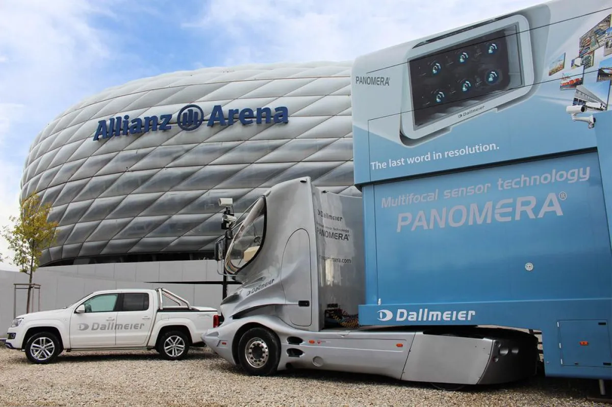 Panomera®-Truck und Dallmeier Amarok vor der Allianz Arena