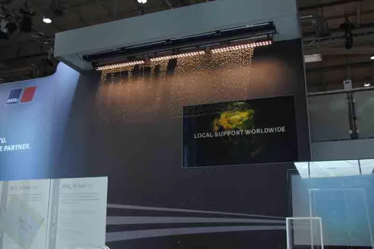 Bild: as systems setzte MTU mit Wasserwand auf der SMM Hamburg in Szene