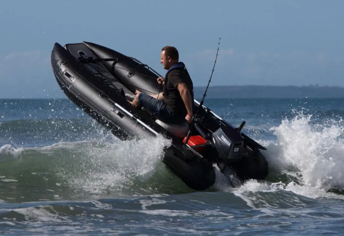 Takacat-Schlauchboot T340LS in der Brandung