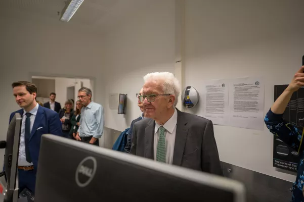 Bild: Baden-Württembergs Ministerpräsident Winfried Kretschmann würdigt Spitzenforschung der Tübinger Max-Planck-Institute