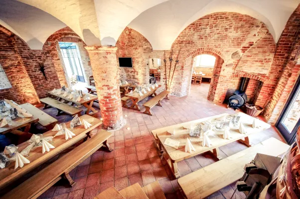 Bild: Das Wasserschloss Mellenthin lockt im Juli mit vielfältigen Angeboten und täglichen Themen-Buffets