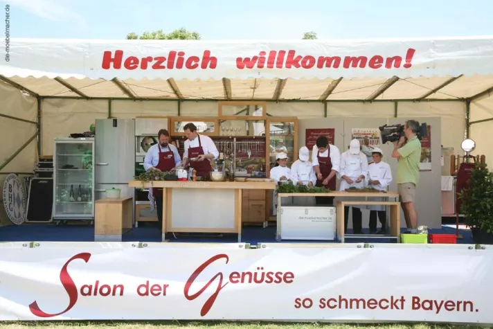 Bild: Kochshows beim Salon der Genüsse in den Massivholzküchen der Möbelmacher