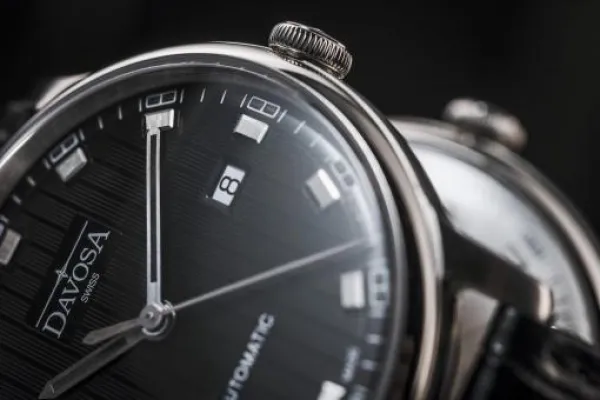Bild: DAVOSA Vanguard - Zeitmesser in Nadelstreifen