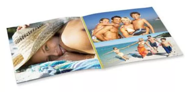 Bild: Grillschürze und T-Shirt, Sonnenblende und Urlaubsfotobuch